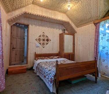 Dal Lake Boat Rental | Golden Hopes Group of Houseboats