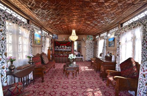 Dal Lake Boat Rental | Golden Hopes Group of Houseboats