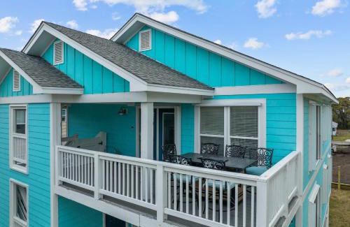Carolina Beach Apartment | Golden Hour on Greenville- 1.5 blocks to beach, Pet Friendly, & No Hidden Fees!