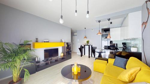 Srodmiescie Apartment | Golden Hour Rose - Kurkowa 14 Residence