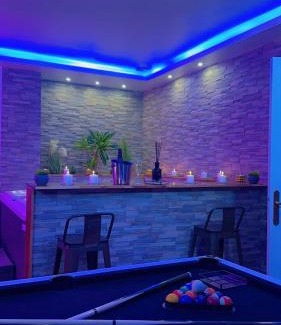 Leguevin Apartment | Golden Jacuzzi