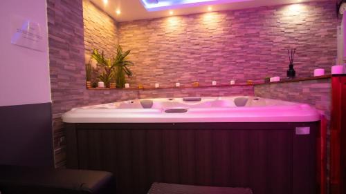 Leguevin Apartment | Golden Jacuzzi