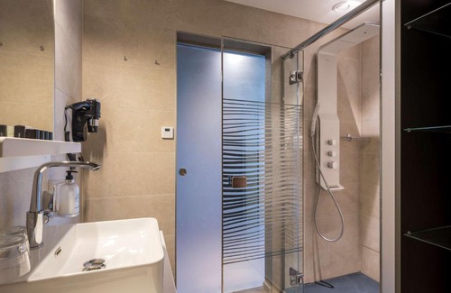 Froidchapelle Hotel | Golden Lakes Hotel