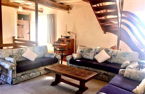 Sainte-Marguerite-d'Elle House | Golden Light Cottage Escape