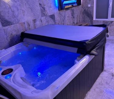 Quartier Pasteur Apartment | Golden Love - Jacuzzi