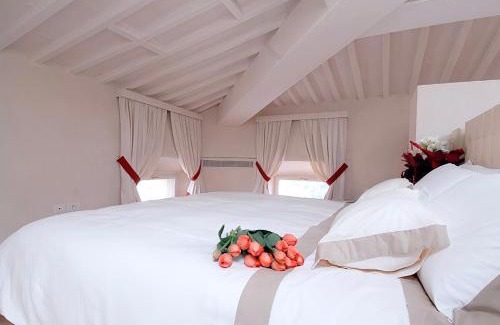 Santissima Annunziata Apartment | GOLDEN LUXE Four Seasons Penthouse Duomo View Garden and Parking