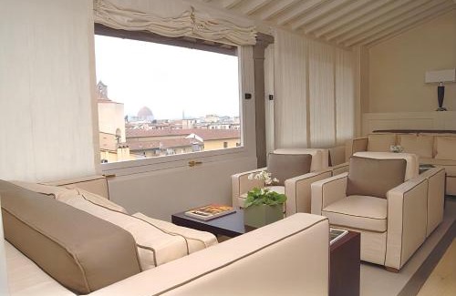 Santissima Annunziata Apartment | GOLDEN LUXE Four Seasons Penthouse Duomo View Garden and Parking