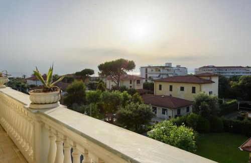 Marina di Pietrasanta Apartment | GOLDEN LUXE - Royal Sea View Private Parking