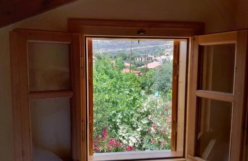 Lefktron House | Golden Near-Beach Attic