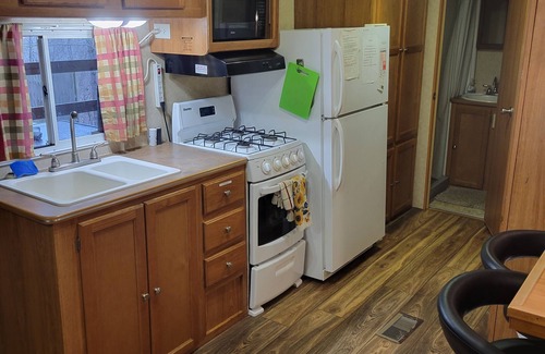 South Bloomingville Cabin | Golden Oak Cabin in Hocking Hills 5 Miles from State Parks