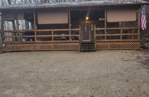 South Bloomingville Cabin | Golden Oak Cabin in Hocking Hills 5 Miles from State Parks