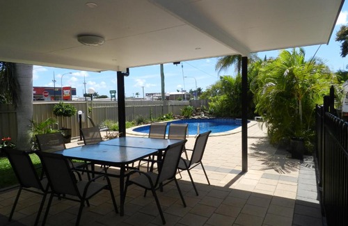 Svensson Heights Hotel | Golden Palms Motor Inn