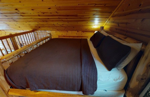 Logan Cabin | Golden Ridge in Hocking Hills on 57 acres, hot tub
