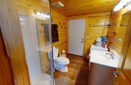 Logan Cabin | Golden Ridge in Hocking Hills on 57 acres, hot tub