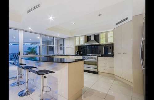 Broadbeach Waters House | Golden Rio Family Waterfront Home Broadbeach