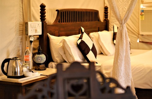 Sam Hotel | Golden Sand Resort Camp Swimming Pool