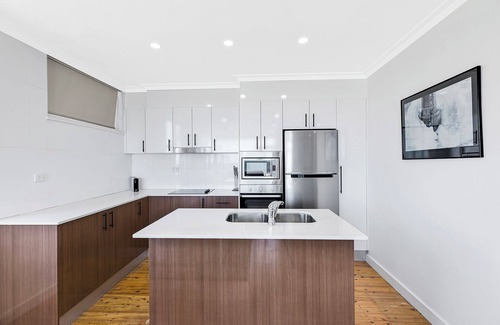 The Entrance Apartment | Golden Sands 1 - Absolute Beachfront