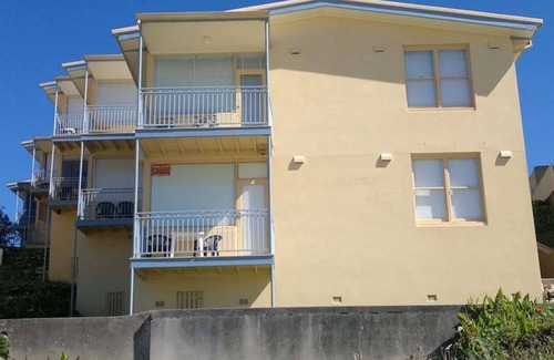 The Entrance Apartment | Golden Sands 1 - Absolute Beachfront