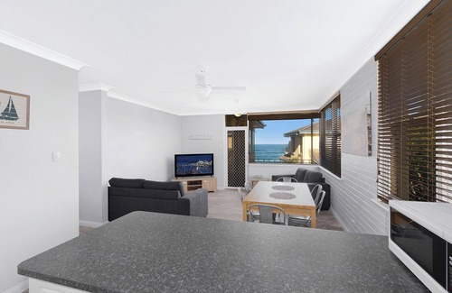 The Entrance Apartment | Golden Sands Apartment 10