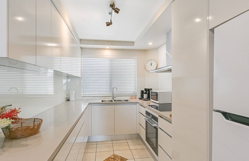Bilinga Apartment | Golden Sea 10 - Absolute Beachfront Bilinga