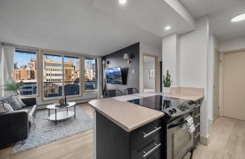 Southwest Calgary Apartment | "Golden Shadows" | King Bed | Mins to Saddledome