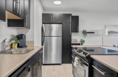 Southwest Calgary Apartment | "Golden Shadows" | King Bed | Mins to Saddledome