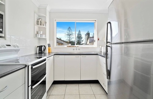 Broadbeach Apartment | Golden State of Mind Coastal Haven in Broadbeach
