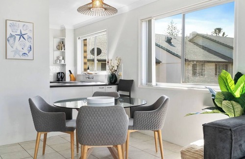 Broadbeach Apartment | Golden State of Mind Coastal Haven in Broadbeach