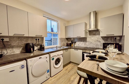 Latchmere Apartment | Golden Stays: Welcoming Studio by Battersea Park