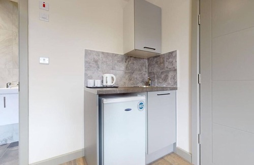 Latchmere Apartment | Golden Stays: Welcoming Studio by Battersea Park