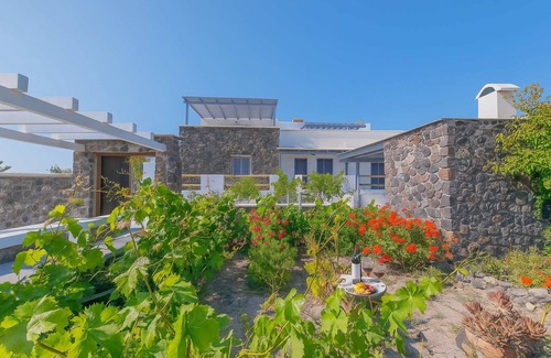 Agia Paraskevi House | Golden Sunrise Suites - Santorini Family Suite