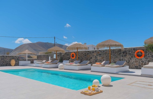 Agia Paraskevi House | Golden Sunrise Suites - Santorini Family Suite