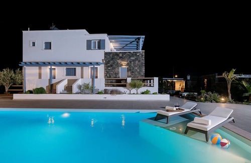 Agia Paraskevi House | Golden Sunrise Suites - Santorini Family Suite