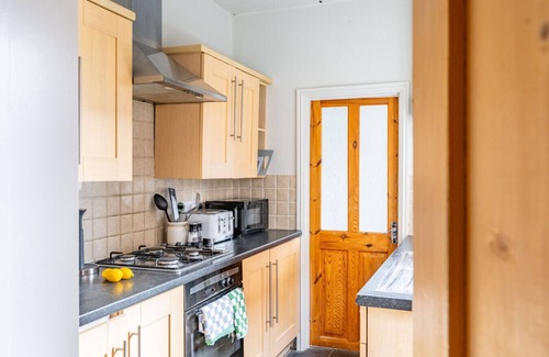 Eaton House | Golden Triangle 2 bed + Garden + Parking