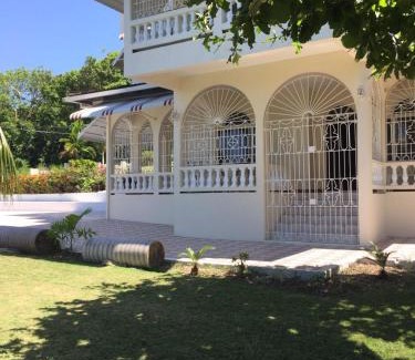 Tower Isle House | GoldenView Guesthouse Ocho Rios