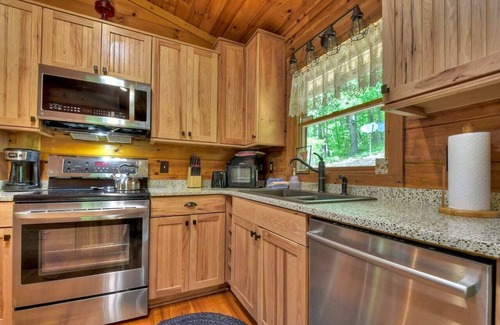 Ellijay Cabin | Goldfinch Rustic Retreat | Hot Tub & Fire Pit