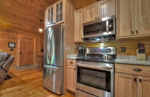 Ellijay Cabin | Goldfinch Rustic Retreat | Hot Tub & Fire Pit