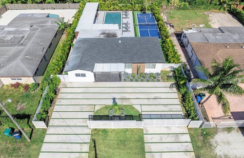 Golden Glades House | GoldLuxe with Outdoor Paradise