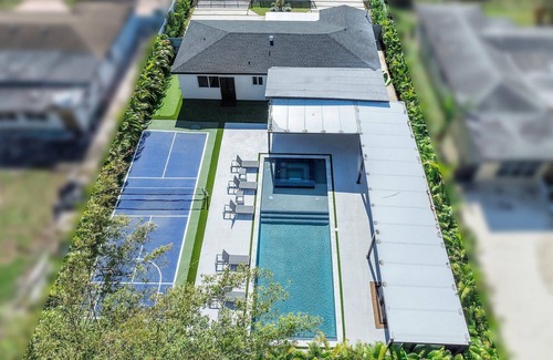 Golden Glades House | GoldLuxe with Outdoor Paradise
