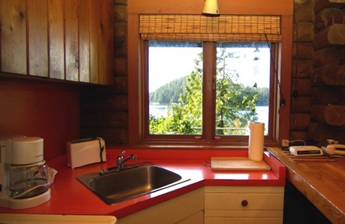 Tofino Cabin | Golds Cottage Private, Ocean Views, Close to Town