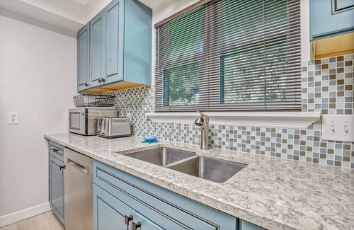 Shipyard Plantation House | Golf! 3 bedroom 2.5 bath home in Shipyard, steps to golf, 5 min drive to beach