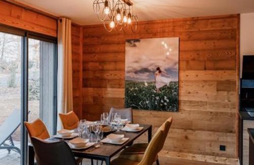 Le Chambon-sur-Lignon House | Golf, Bain à Remous, Piscine et Activités Ludiques : Lodge de Luxe pour 4 Adultes + 2 Enfants - FR-1-582-368