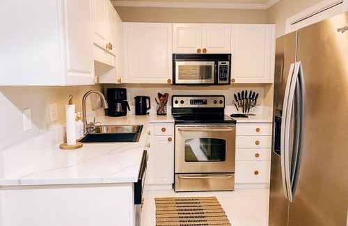 Vaught Condo | Golf Cart - Boho Beach Condo -Mins to BEACH