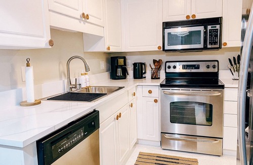 Vaught Condo | Golf Cart - Boho Beach Condo -Mins to BEACH
