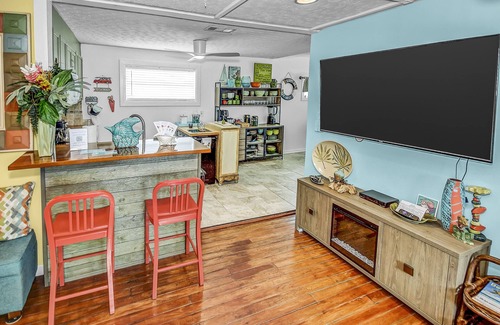 Sunnyside House | Golf Cart INCLUDED, Tiki Bar, Dog-Friendly West End Home 5 Min Ride 2 Beach!