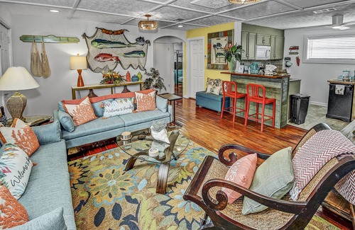 Sunnyside House | Golf Cart INCLUDED, Tiki Bar, Dog-Friendly West End Home 5 Min Ride 2 Beach!