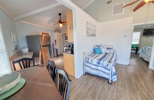 St. George Island House | GOLF CART included! 2-min BEACH walk, sleeps 6!