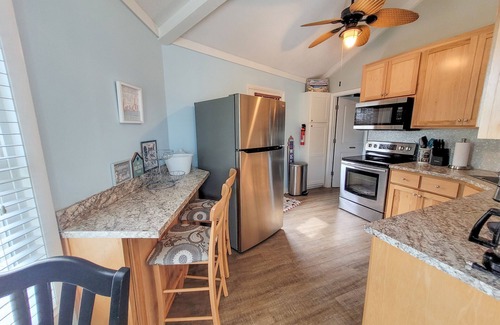St. George Island House | GOLF CART included! 2-min BEACH walk, sleeps 6!