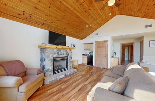 Dellwood Apartment | Golf course-front condo with pool, hot tub, dock, tennis, golf, & private beach