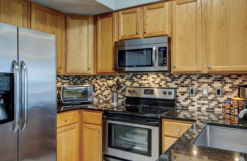 Red Hill Condo | Golf-course-front condo at Legends with pool, tennis court, fireplace, AC & W/D